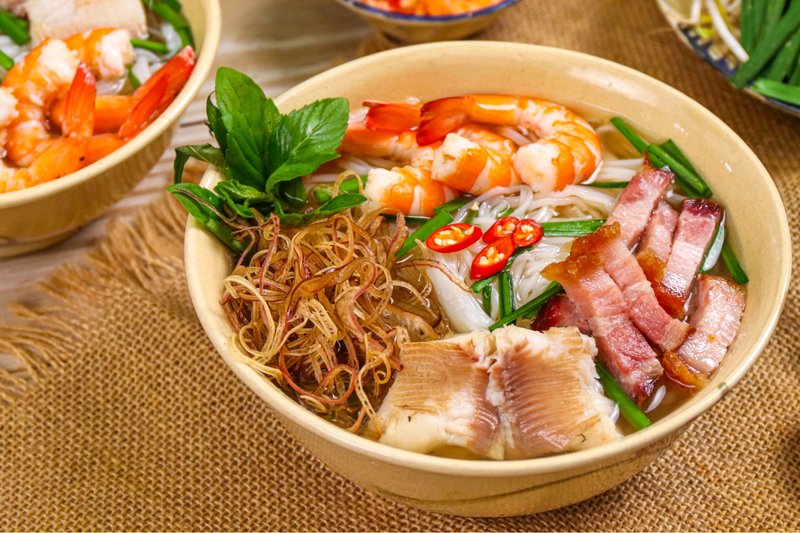 Bún nước lèo Sóc Trăng gây ấn tượng mạnh mẽ với phần nước dùng trong veo, hương vị đậm đà mắm đặc trưng khó quên. cách làm bún nước lèo Sóc Trăng