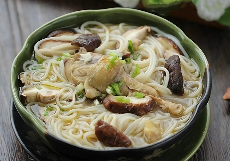 Tô bún gà nấm nóng hổi hấp dẫn với nước dùng ngọt thanh, thịt gà mềm ngọt và nấm tươi thơm lừng, rất thích hợp để đổi vị cuối tuần. cách nấu bún gà ngon