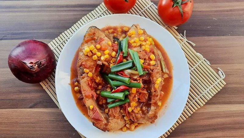 Cá chép với sốt tương cà chua, bắp non