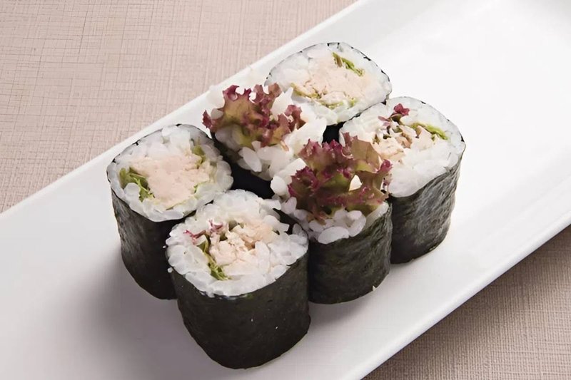 Sushi cá ngừ bò trộn mayonnaise