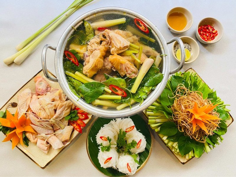 Lẩu gà lá giang miền Trung