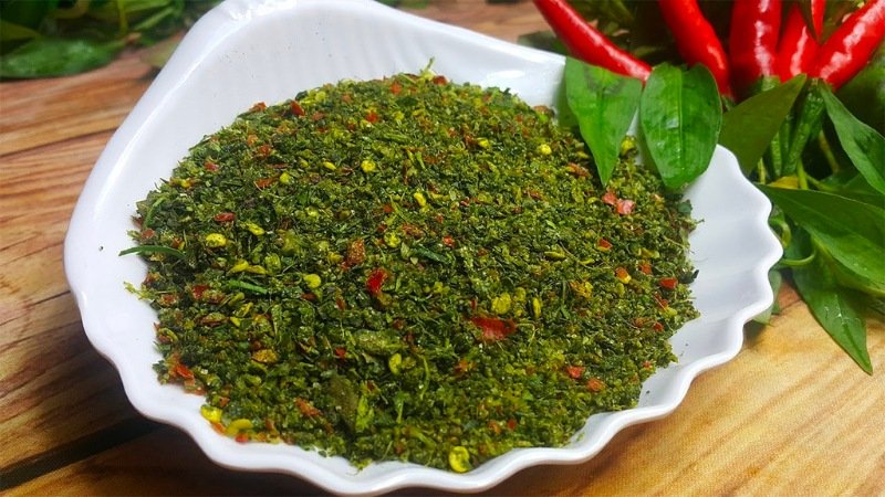 muối ớt chấm hải sản với rau răm