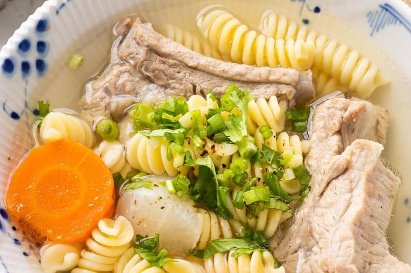 nui xương heo với rau củ