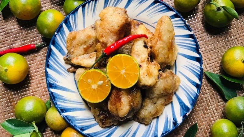 cánh gà chiên sốt chua ngọt với chanh, tắc