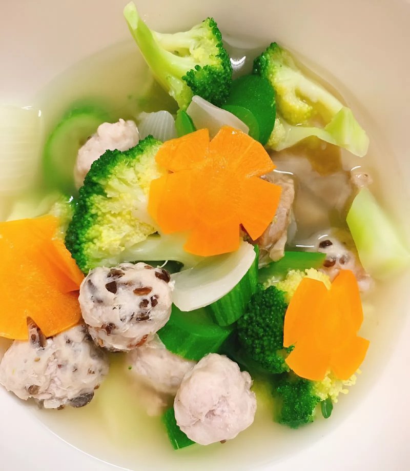 canh sườn với mọc và rau củ