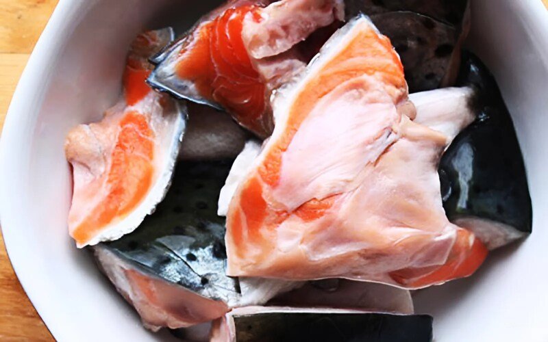 Sơ chế đầu cá hồi