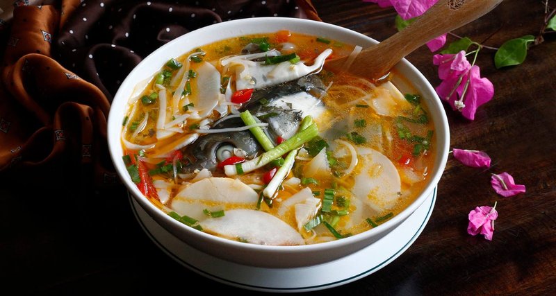 Đầu cá hồi nấu măng 