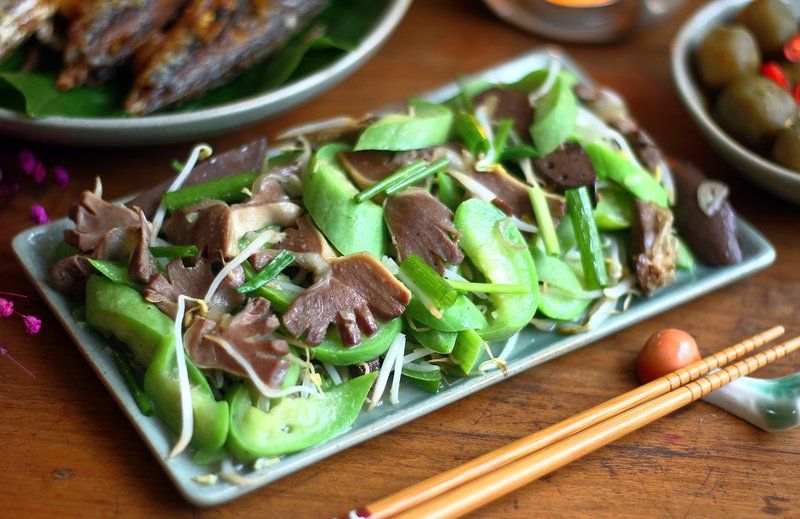 Hướng dẫn cách làm lòng gà xào mướp thấm vị, dễ thực hiện