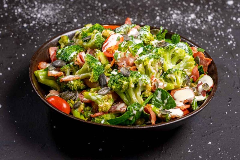 salad bông cải xanh thịt xông khói và cà chua