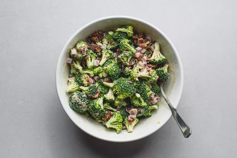  salad bông cải xanh thịt xông khói và nho khô