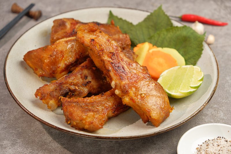 sườn nướng muối ớt bằng nồi chiên không dầu