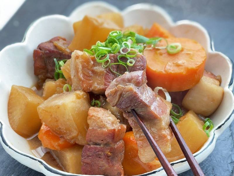  thịt kho củ cải trắng với cà rốt